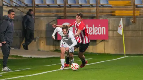 El equipo de Raúl Llona muerde el polvo en el Reino de León ante un Athletic muy superior, incluso cuanto estuvo en desventaja en el marcador.