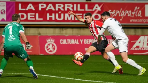 El equipo de Raúl Llona muerde el polvo en el Reino de León ante un Athletic muy superior, incluso cuanto estuvo en desventaja en el marcador.