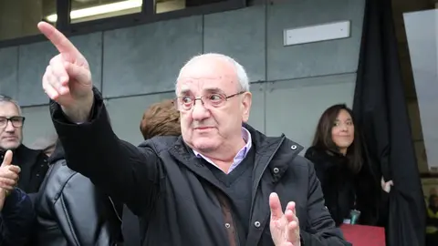 Por la puerta 'Marianín' al Reino de León. El 'Jabalí del Bierzo' recibe un merecido homenaje en la antesala del encuentro ante el Bilbao Athletic y ya tiene su puerta en el Reino de León.