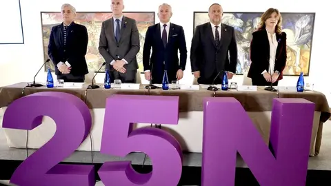 León acoge un acto institucional conjunto por el Día Internacional para la Eliminación de la Violencia Contra las Mujeres, con la asistencia del delegado del Gobierno, entre otras autoridades. Foto: Campillo