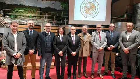 Ya en Navidad, con 'Prada a Tope'. La Banda de Música Ciudad de Ponferrada ha recibido la Castaña de Oro de la Fundación Prada en un acto en el que su impulsor, José Luis Prada, ha animado a buscar la superación con esfuerzo.