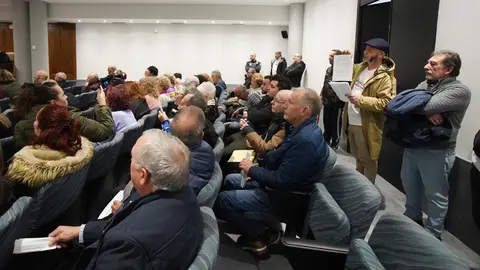 El Ayuntamiento de Ponferrada confirmó durante el pleno de este viernes que el tráfico no circulará por San Andrés y no habrá expropiaciones en el casco antiguo para acometer la obra de semipeatonalización de la Avenida del Castillo. Fotos: César Sánchez