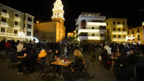 Ponferrada inauguró la Navidad con el encendido de las luces que este año vuelve a ser especialmente llamativa en el casco antiguo, donde el Ayuntamiento ha mejorado la iluminación en la Calle Gil y Carrasco para dar la bienvenida hacia el Castillo de los Templarios. Foto: César Sánchez