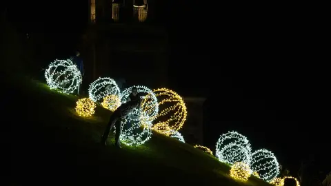 Ponferrada inauguró la Navidad con el encendido de las luces que este año vuelve a ser especialmente llamativa en el casco antiguo, donde el Ayuntamiento ha mejorado la iluminación en la Calle Gil y Carrasco para dar la bienvenida hacia el Castillo de los Templarios. Foto: César Sánchez