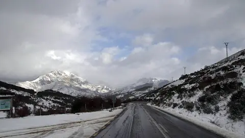 La nieve cubre la montaña de León en el puerto de Pajares y la comarca de los Argüellos. Fotos: Peio García