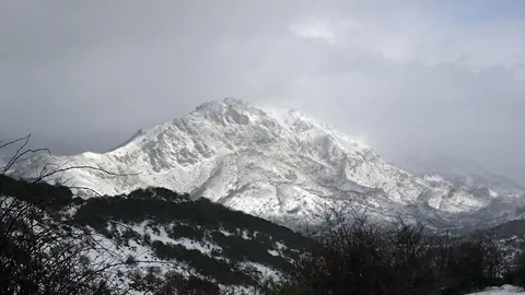 La nieve cubre la montaña de León en el puerto de Pajares y la comarca de los Argüellos. Fotos: Peio García