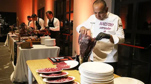 Dos centenares de personas completan el aforo de la Finca Valdemora de La Bañeza para degustar el menú elaborado por los 21 cocineros con Estrella Michelín de la Comunidad.