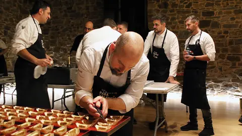 Dos centenares de personas completan el aforo de la Finca Valdemora de La Bañeza para degustar el menú elaborado por los 21 cocineros con Estrella Michelín de la Comunidad.