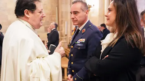 La Muy Ilustre, Real e Imperial Orden y Cofradía del Milagroso Pendón de San Isidoro de León conmemora el traslado de las reliquias de San Isidoro y entrega las distinciones de dama y caballero cofrades de honor a la presidenta de Diario de León, Adriana Ulibarri y al coronel director  de la Academia Básica del Aire, Ignacio de Dompablo. Foto: Campillo