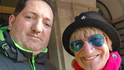 ¿Qué quién es Juan? Juan López, el 'Obispo de la Lotería' de León, ha realizado un tour de famosos por Madrid mientras bendice décimos a la espera del sorteo de Navidad.
Aprovechando actos promocionales de famosos, simples coincidencias, o encuentros más o menos buscados lo cierto es que este hostelero leonés suma en sus redes una veintena de famosos en sus 'selfies'.