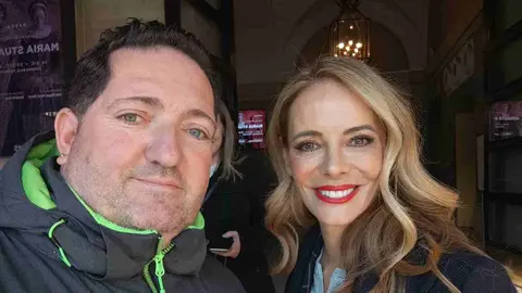 ¿Qué quién es Juan? Juan López, el 'Obispo de la Lotería' de León, ha realizado un tour de famosos por Madrid mientras bendice décimos a la espera del sorteo de Navidad.
Aprovechando actos promocionales de famosos, simples coincidencias, o encuentros más o menos buscados lo cierto es que este hostelero leonés suma en sus redes una veintena de famosos en sus 'selfies'.