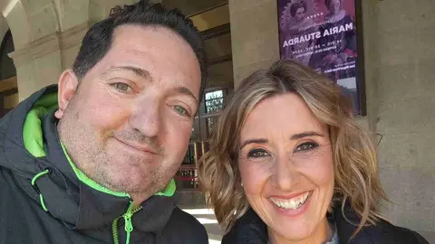 ¿Qué quién es Juan? Juan López, el 'Obispo de la Lotería' de León, ha realizado un tour de famosos por Madrid mientras bendice décimos a la espera del sorteo de Navidad.
Aprovechando actos promocionales de famosos, simples coincidencias, o encuentros más o menos buscados lo cierto es que este hostelero leonés suma en sus redes una veintena de famosos en sus 'selfies'.