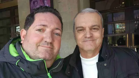 ¿Qué quién es Juan? Juan López, el 'Obispo de la Lotería' de León, ha realizado un tour de famosos por Madrid mientras bendice décimos a la espera del sorteo de Navidad.
Aprovechando actos promocionales de famosos, simples coincidencias, o encuentros más o menos buscados lo cierto es que este hostelero leonés suma en sus redes una veintena de famosos en sus 'selfies'.