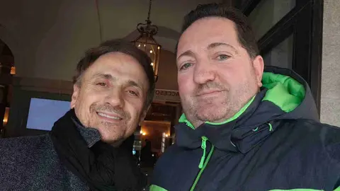 ¿Qué quién es Juan? Juan López, el 'Obispo de la Lotería' de León, ha realizado un tour de famosos por Madrid mientras bendice décimos a la espera del sorteo de Navidad.
Aprovechando actos promocionales de famosos, simples coincidencias, o encuentros más o menos buscados lo cierto es que este hostelero leonés suma en sus redes una veintena de famosos en sus 'selfies'.