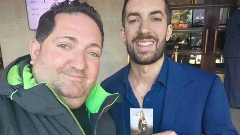 ¿Qué quién es Juan? Juan López, el 'Obispo de la Lotería' de León, ha realizado un tour de famosos por Madrid mientras bendice décimos a la espera del sorteo de Navidad.
Aprovechando actos promocionales de famosos, simples coincidencias, o encuentros más o menos buscados lo cierto es que este hostelero leonés suma en sus redes una veintena de famosos en sus 'selfies'.