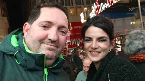 ¿Qué quién es Juan? Juan López, el 'Obispo de la Lotería' de León, ha realizado un tour de famosos por Madrid mientras bendice décimos a la espera del sorteo de Navidad.
Aprovechando actos promocionales de famosos, simples coincidencias, o encuentros más o menos buscados lo cierto es que este hostelero leonés suma en sus redes una veintena de famosos en sus 'selfies'.