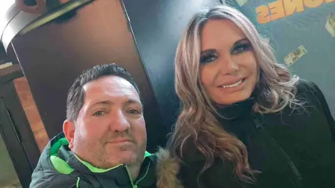 ¿Qué quién es Juan? Juan López, el 'Obispo de la Lotería' de León, ha realizado un tour de famosos por Madrid mientras bendice décimos a la espera del sorteo de Navidad.
Aprovechando actos promocionales de famosos, simples coincidencias, o encuentros más o menos buscados lo cierto es que este hostelero leonés suma en sus redes una veintena de famosos en sus 'selfies'.