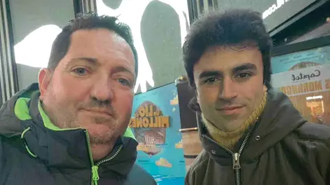 ¿Qué quién es Juan? Juan López, el 'Obispo de la Lotería' de León, ha realizado un tour de famosos por Madrid mientras bendice décimos a la espera del sorteo de Navidad.
Aprovechando actos promocionales de famosos, simples coincidencias, o encuentros más o menos buscados lo cierto es que este hostelero leonés suma en sus redes una veintena de famosos en sus 'selfies'.