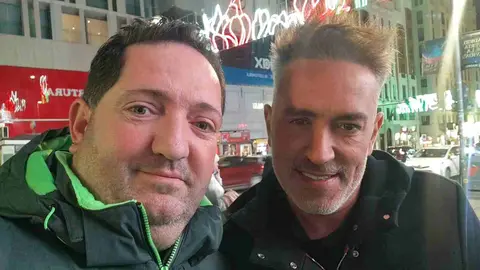 ¿Qué quién es Juan? Juan López, el 'Obispo de la Lotería' de León, ha realizado un tour de famosos por Madrid mientras bendice décimos a la espera del sorteo de Navidad.
Aprovechando actos promocionales de famosos, simples coincidencias, o encuentros más o menos buscados lo cierto es que este hostelero leonés suma en sus redes una veintena de famosos en sus 'selfies'.