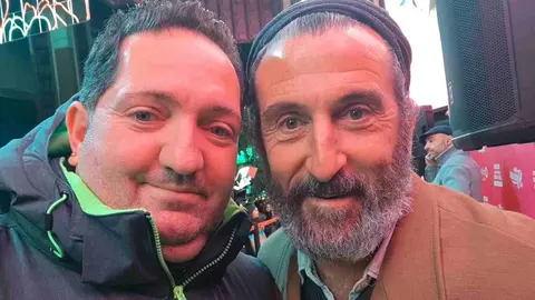 ¿Qué quién es Juan? Juan López, el 'Obispo de la Lotería' de León, ha realizado un tour de famosos por Madrid mientras bendice décimos a la espera del sorteo de Navidad.
Aprovechando actos promocionales de famosos, simples coincidencias, o encuentros más o menos buscados lo cierto es que este hostelero leonés suma en sus redes una veintena de famosos en sus 'selfies'.