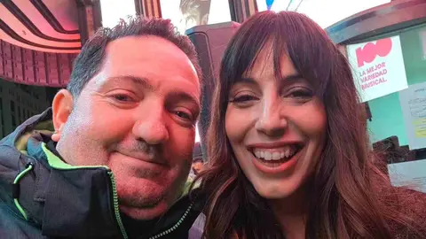 ¿Qué quién es Juan? Juan López, el 'Obispo de la Lotería' de León, ha realizado un tour de famosos por Madrid mientras bendice décimos a la espera del sorteo de Navidad.
Aprovechando actos promocionales de famosos, simples coincidencias, o encuentros más o menos buscados lo cierto es que este hostelero leonés suma en sus redes una veintena de famosos en sus 'selfies'.