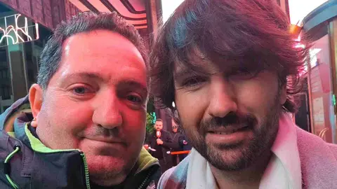¿Qué quién es Juan? Juan López, el 'Obispo de la Lotería' de León, ha realizado un tour de famosos por Madrid mientras bendice décimos a la espera del sorteo de Navidad.
Aprovechando actos promocionales de famosos, simples coincidencias, o encuentros más o menos buscados lo cierto es que este hostelero leonés suma en sus redes una veintena de famosos en sus 'selfies'.