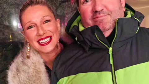 ¿Qué quién es Juan? Juan López, el 'Obispo de la Lotería' de León, ha realizado un tour de famosos por Madrid mientras bendice décimos a la espera del sorteo de Navidad.
Aprovechando actos promocionales de famosos, simples coincidencias, o encuentros más o menos buscados lo cierto es que este hostelero leonés suma en sus redes una veintena de famosos en sus 'selfies'.