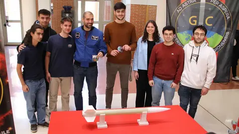 El astronauta Pablo Álvarez visita la Universidad de León, acompañado por la rectora Nuria González y el director de la Escuela de Ingeniería, Joaquín Barreiro. Foto: Peio García