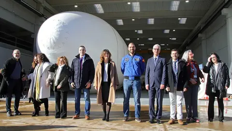 El astronauta Pablo Álvarez visita la Universidad de León, acompañado por la rectora Nuria González y el director de la Escuela de Ingeniería, Joaquín Barreiro. Foto: Peio García