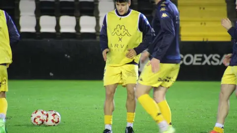 Un gol de Manu Justo bajo la lluvia permite al equipo de Llona mantener su ventaja en lo alto de la clasificación y cerrar del mejor modo el año deportivo.