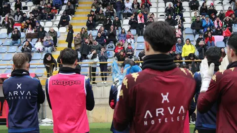El equipo blanco abre las puertas de su entrenamiento, visita a los niños ingresados en el Hospital de León y realiza la recogida solidaria en ELeclerc. Fotos: CyD Leonesa