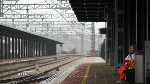Los Reyes Magos y toda su comitiva llegaron este domingo a la estación de Adif de León a bordo de un tren de la serie 449 fletado especialmente para la ocasión. Numerosos niños acompañados de padres y abuelos acudieron a recibir a sus majestades, al igual que el alcalde, José Antonio Diez, que esperó a Melchor, Gaspar y Baltasar a pie de andén. Fotos: Peio García