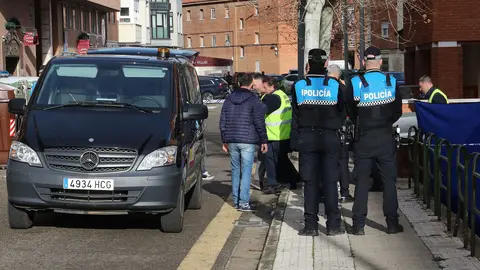Un hombre, cuya identidad aún se desconoce, falleció a primera hora de la tarde de hoy como consecuencia de heridas de arma blanca causadas supuestamente por su hijo en la zona de Eras del Bosque, en el barrio de San Juanillo, en la imagen policías de la científica, miembros de equipos de emergencia y forense en el el lugar de los hechos antes de levantamiento del cadáver.