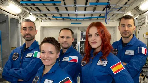 La astronauta leonesa regresa a la normalidad con 'Órbitras', su primer libro, y la lucha frente al cáncer como objetivo.