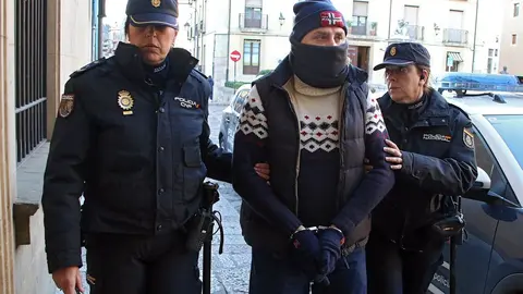 Los acusados por la muerte violenta de una prostituta en Cembranos en 2021 llegan a la Audiencia Provincial de León. Foto: Peio García.