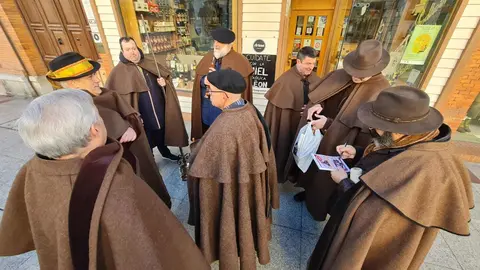 Los miembros de la Asociación Cultural San Francisco de Asís el Real Extramuros de León realizan la tradicional colecta del 'gochín', productos de León y panes, entre otras viandas, para la celebración de San Antón, patrón de los animales.