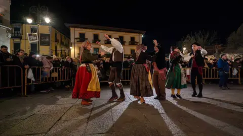 Decenas de leoneses se citan en la Plaza de San Marcelo, ante el edificio de Botines, para pedir al santo por León en medio de una celebración con chocolate y orujo. El escritor Juan Pedro Aparicio ha actuado como mantenedor. Fotos: Nael Blanco | Asociación Cultural San Francisco 'El Real' Extramuros
