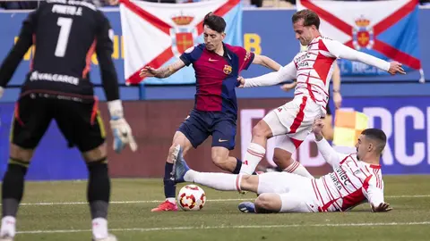 El equipo blanquiazul se exhibe ante el filial blaugrana y se hace con una gran victoria que le mete de lleno por las primeras posiciones.