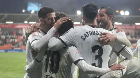 La Cultural da una lección de buen juego y golea al Lugo en una tarde brillante. El equipo de Raúl Llona muestra solvencia y buen juego y se apunta una nueva victoria lejos del estadio Reino de León. Fotos: Isaac Llamazares