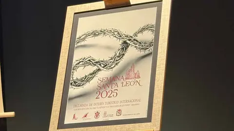 La Junta Mayor de Cofradías y Hermandades de la Semana Santa de León ha presentado este martes el cartel oficial en el Museo Diocesano y de Semana Santa, obra de  José Luis Pulido Calvo. Fotos: Ayto León