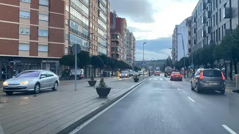 Los trabajos de los equipos de Aguas del Ayuntamiento de León se han extendido durante toda la noche para intentar recuperar el servicio en la zona sur de León tras un reventón que ha dañado la estructura de forma severa.