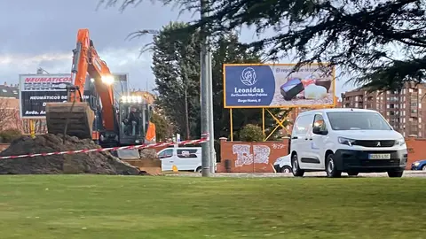 Los trabajos de los equipos de Aguas del Ayuntamiento de León se han extendido durante toda la noche para intentar recuperar el servicio en la zona sur de León tras un reventón que ha dañado la estructura de forma severa.