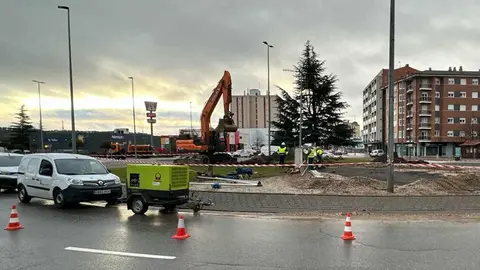 Los trabajos de los equipos de Aguas del Ayuntamiento de León se han extendido durante toda la noche para intentar recuperar el servicio en la zona sur de León tras un reventón que ha dañado la estructura de forma severa. Foto: Ayto León
