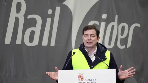 Durante su visita al Polígono de Villadangos el presidente de la Junta de Castilla y León, Alfonso Fernández Mañueco, ha remarcado que con la inversión y la apuesta de bajos precios ya se han vendido 94 parcelas en este polígono con una inversión prevista de 157 millones de euros y la generación de más de 700 empleos. Asimismo, varios proyectos se encuentran actualmente en vías de implantación, como las plataformas logísticas de Día y Lidl, o el proyecto industrial de generación de e-metanol de Reolum. Fotos: Peio García