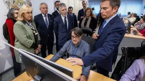 El ministro de Interior visita al Centro de Tratamiento de Denuncias Automatizadas, en Santovenia de Valdoncina.