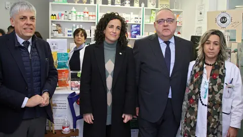 El consejero de Sanidad, Alejandro Vázquez Ramos, y la presidenta del Consejo de Colegios de Farmacéuticos de Castilla y León, María Engracia Pérez, en la farmacia de Toral de los Vados (León). Fotos: Peio García.