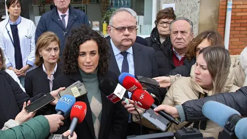 El consejero de Sanidad, Alejandro Vázquez Ramos, y la presidenta del Consejo de Colegios de Farmacéuticos de Castilla y León, María Engracia Pérez, en la farmacia de Toral de los Vados (León). Fotos: Peio García.