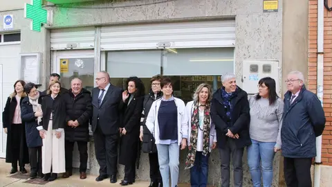 El consejero de Sanidad, Alejandro Vázquez Ramos, y la presidenta del Consejo de Colegios de Farmacéuticos de Castilla y León, María Engracia Pérez, en la farmacia de Toral de los Vados (León). Fotos: Peio García.