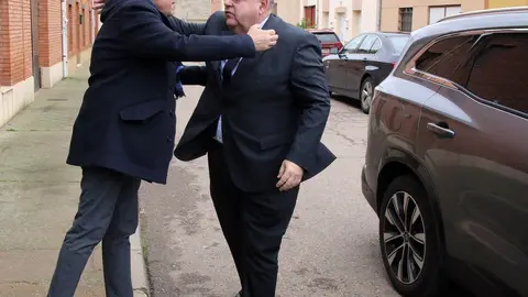 El consejero de Sanidad, Alejandro Vázquez Ramos, y la presidenta del Consejo de Colegios de Farmacéuticos de Castilla y León, María Engracia Pérez, en la farmacia de Toral de los Vados (León). Fotos: Peio García.