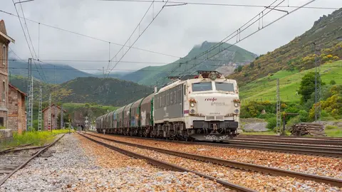 La cuenta 'Vía Muerta' publica el documental ‘La conquista del puerto: 140 años del ferrocarril en Pajares’.